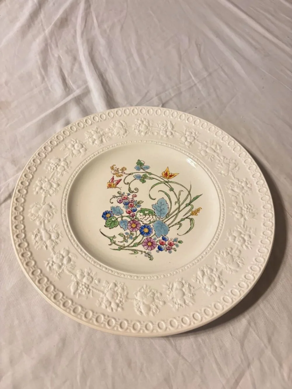 Wedgwood Wellesley Pattern 934 Floral Embossed Dinner Plate Made In England 10.5